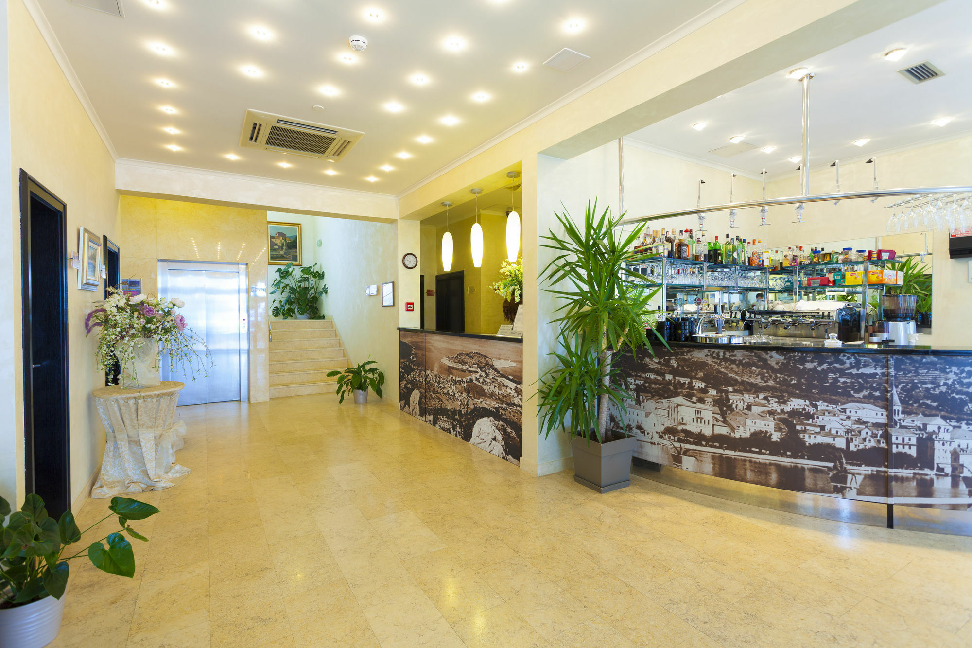 Hotel Milenij Makarska Esterno foto
